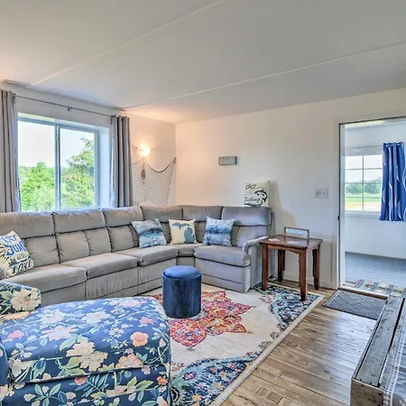 Cozy Central Lake Cottage About 3 Mi To Lake Michigan!